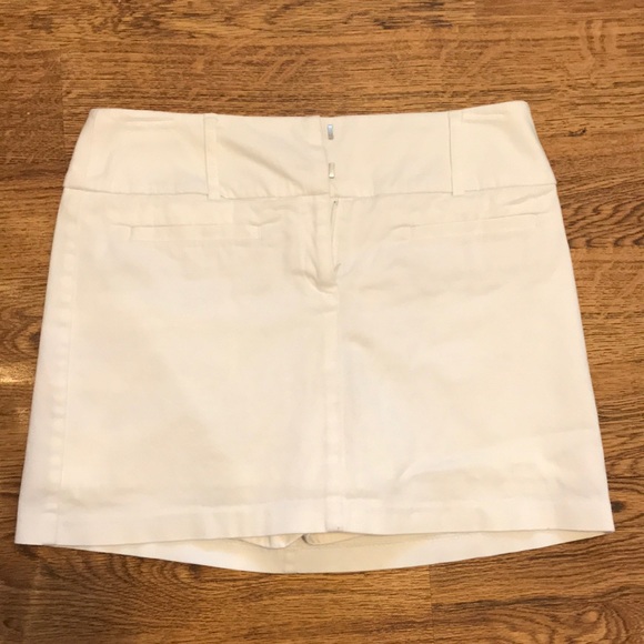 New York & Company, White skort, size 4. Short skirt that has shorts under it. - Picture 1 of 6